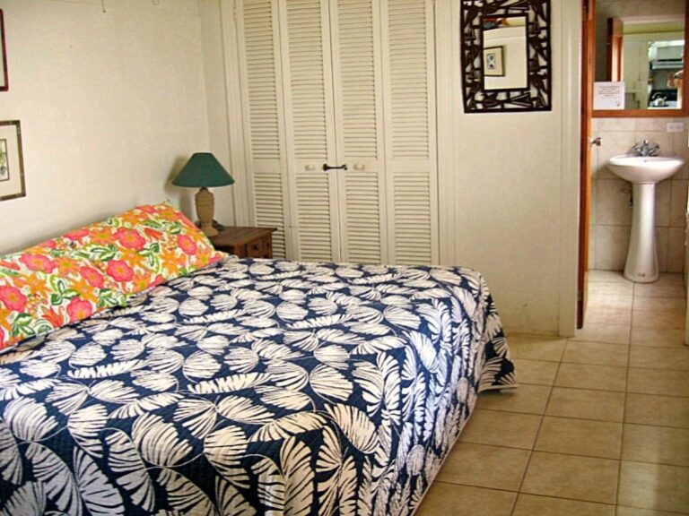 Iris 1st bedrm sink 2 770x577 1 768x576