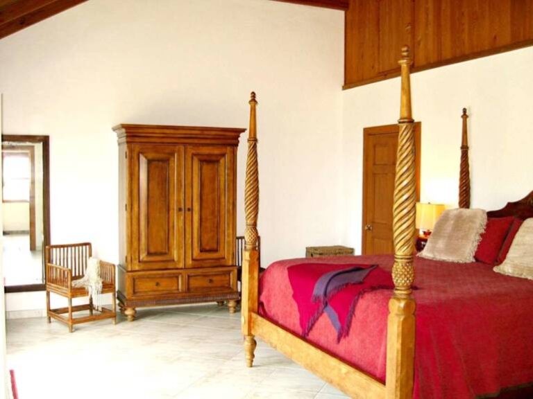 Champagne Cottage Master bedroom to safe room 2 770x577 1 768x576