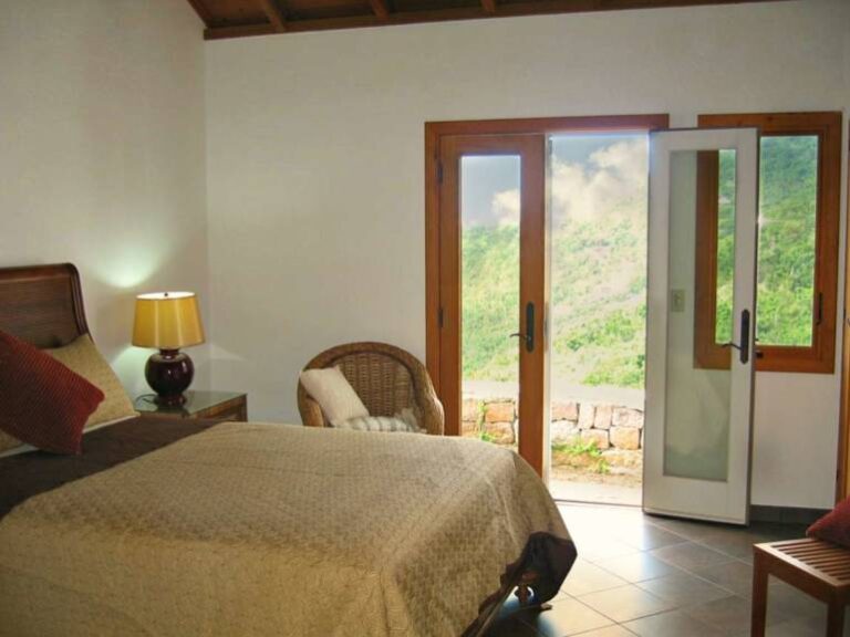 Champagne Cottage guest bedrm door open 2 770x577 1 768x576