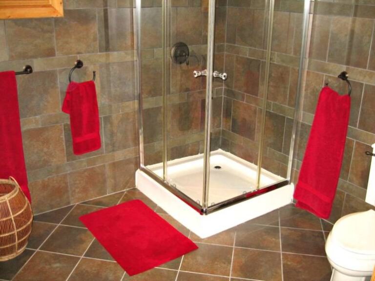 Champagne Cottage guest shower john red towels 2 770x578 1 768x576
