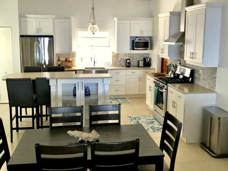 Cloudbreak Villa living room to kitchen 770 X 577 768x576
